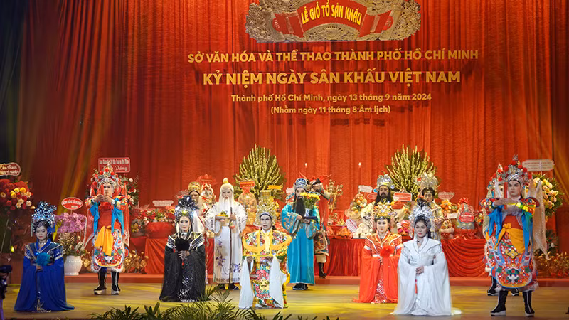 Các nghệ sĩ Nhà hát Nghệ thuật Hát bội Thành phố Hồ Chí Minh biểu diễn trích đoạn “Xây chầu đại bội”. Các nghệ sĩ Nhà hát Nghệ thuật Hát bội Thành phố Hồ Chí Minh biểu diễn trích đoạn “Xây chầu đại bội”.
