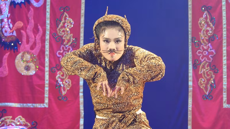 Nghệ sĩ hát bội diễn trích đoạn Hồ Nguyệt Cô hóa cáo.