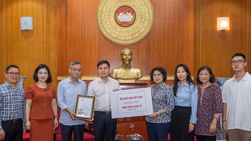 Hội Xuất bản Việt Nam trao 500 triệu đồng cho Ủy ban Trung ương Mặt trận Tổ quốc Việt Nam.