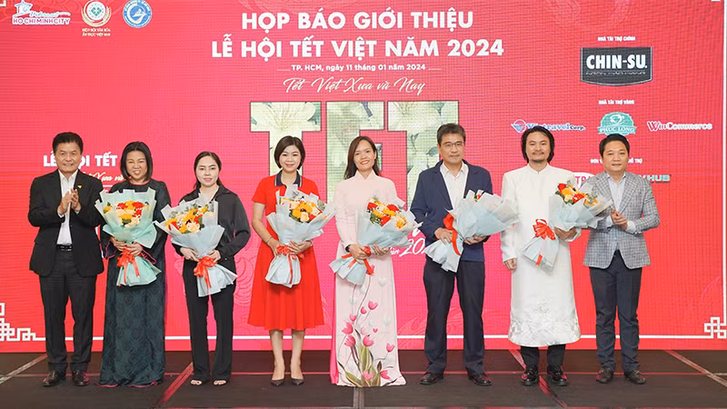 Ban Tổ chức tặng hoa cho các đơn vị đồng hành với Lễ hội Tết Việt.