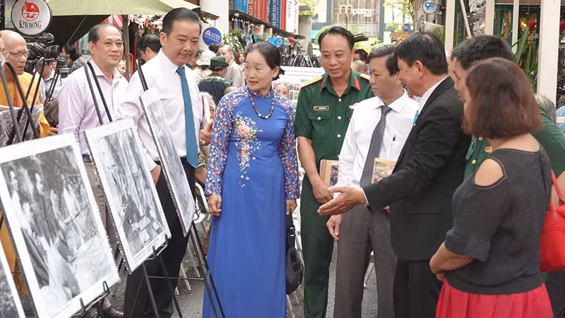 Các đại biểu tham quan triển lãm. Các đại biểu tham quan triển lãm.