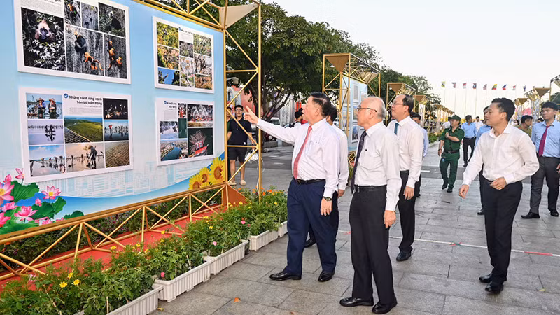 Các đồng chí lãnh đạo tham quan triển lãm. (Ảnh: QUỐC THANH) Các đồng chí lãnh đạo tham quan triển lãm. (Ảnh: QUỐC THANH)