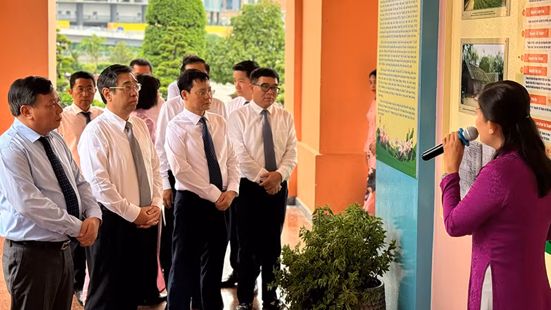 Các đại biểu tham quan triển lãm chuyên đề “Những tên gọi, bí danh, bút danh của Chủ tịch Hồ Chí Minh” tại Bảo tàng Hồ Chí Minh - chi nhánh TP Hồ Chí Minh. Các đại biểu tham quan triển lãm chuyên đề “Những tên gọi, bí danh, bút danh của Chủ tịch Hồ Chí Minh” tại Bảo tàng Hồ Chí Minh - chi nhánh TP Hồ Chí Minh.