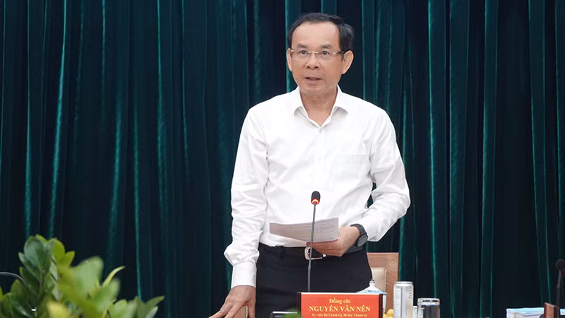 Đồng chí Nguyễn Văn Nên, Ủy viên Bộ Chính trị, Bí thư Thành ủy Thành phố Hồ Chí Minh trao đổi với đoàn công tác.