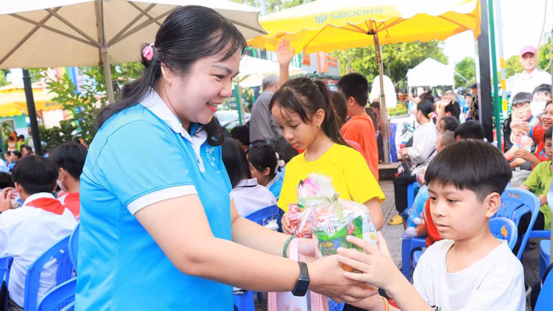 Tặng quà cho các em tại lễ khai mạc. Tặng quà cho các em tại lễ khai mạc.