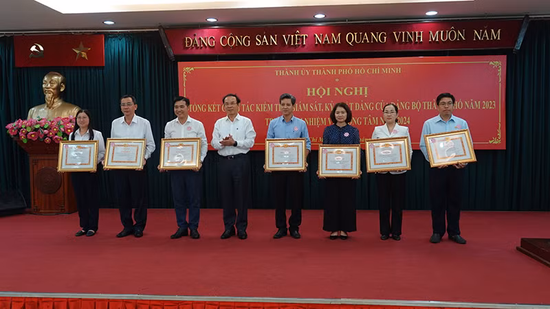 Khen thưởng các đơn vị có thành tích xuất sắc trong công tác kiểm tra, giám sát năm 2023.