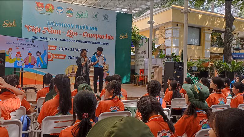 Các em thiếu nhi 3 nước có nhiều hoạt động bổ ích tại Đường sách Thành phố Hồ Chí Minh.