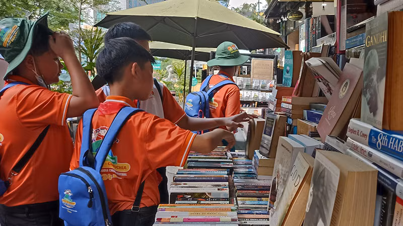 Các em thiếu nhi tham quan các gian hàng sách tại Đường sách Thành phố Hồ Chí Minh. Các em thiếu nhi tham quan các gian hàng sách tại Đường sách Thành phố Hồ Chí Minh.