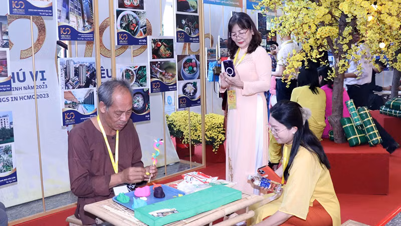 Các đại biểu xem nghệ nhân làm tò he. Ảnh: Xuân Khu