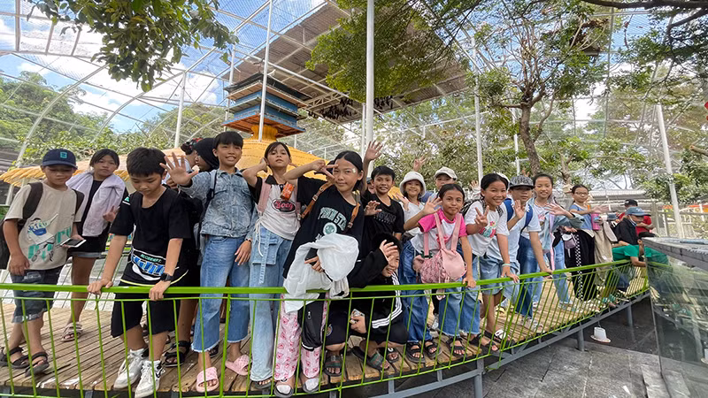 Nhiều bạn nhỏ đến vui chơi ở Suối Tiên trong sáng 27/4.