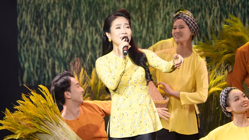 Nghệ sĩ Ưu tú Vân Khánh trình bày ca khúc "Đàn sáo Hậu Giang", một trong những ca khúc nổi tiếng của Nhạc sĩ Trần Long Ẩn.