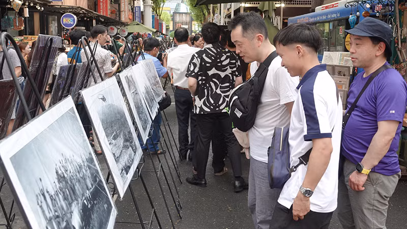 Du khách nước ngoài tham quan triển lãm. Du khách nước ngoài tham quan triển lãm.