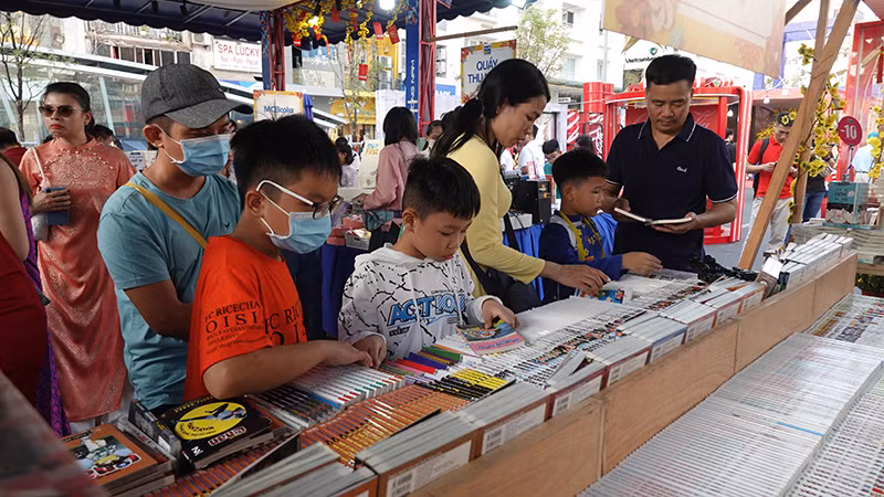 Bạn đọc tại Lễ hội Đường sách Tết Giáp Thìn 2024.
