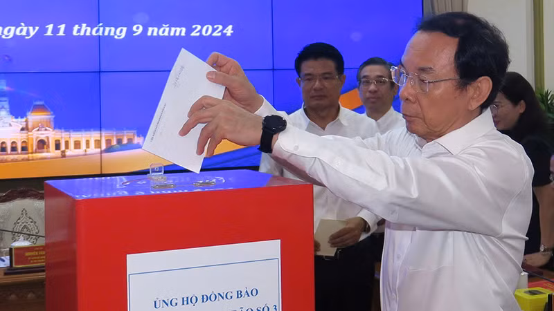 Đồng chí Nguyễn Văn Nên, Ủy viên Bộ Chính trị, Bí thư Thành ủy Thành phố Hồ Chí Minh đóng góp ủng hộ đồng bào các tỉnh phía bắc. (Ảnh H.M)