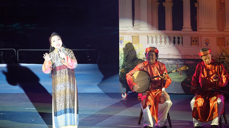Tiết mục “Bá Lý Hề”, thể điệu Tứ đại oán do Nghệ sĩ Nhân dân, Tiến sĩ Bạch Tuyết trình bày. Tiết mục “Bá Lý Hề”, thể điệu Tứ đại oán do Nghệ sĩ Nhân dân, Tiến sĩ Bạch Tuyết trình bày.