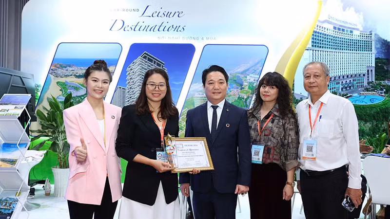 Ban Tổ chức trao giải Gian hàng đẹp Giải A (9m2 - 27m2) cho Công ty TNHH MTV Quản lý khách sạn và khu nghỉ dưỡng FLC. Ban Tổ chức trao giải Gian hàng đẹp Giải A (9m2 - 27m2) cho Công ty TNHH MTV Quản lý khách sạn và khu nghỉ dưỡng FLC.