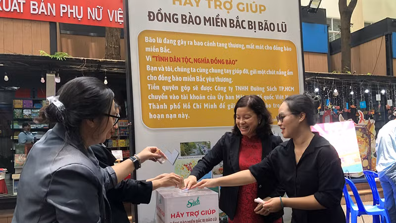 Lãnh đạo, nhân viên Đường Sách Thành phố Hồ Chí Minh đóng góp ủng hộ đồng bào các tỉnh phía bắc bị thiệt hại do bão số 3 trong sáng 11/9.