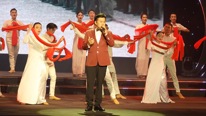 Nghệ sĩ Nhân Dân Tạ Minh Tâm trình bày ca khúc Người là niềm tin tất thắng (sáng tác Chu Minh). Nghệ sĩ Nhân Dân Tạ Minh Tâm trình bày ca khúc Người là niềm tin tất thắng (sáng tác Chu Minh).