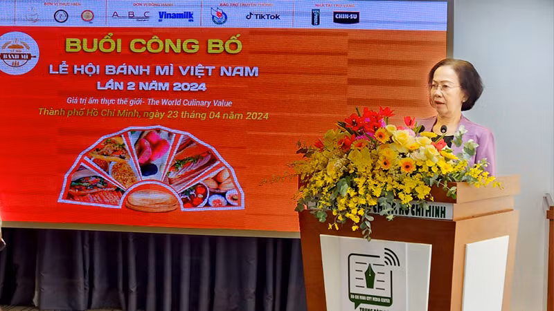 Bà Nguyễn Thị Khánh, Chủ tịch Hiệp hội Du lịch Thành phố Hồ Chí Minh công bố thông tin về sự kiện Lễ hội Bánh mì Việt Nam lần 2. Bà Nguyễn Thị Khánh, Chủ tịch Hiệp hội Du lịch Thành phố Hồ Chí Minh công bố thông tin về sự kiện Lễ hội Bánh mì Việt Nam lần 2.