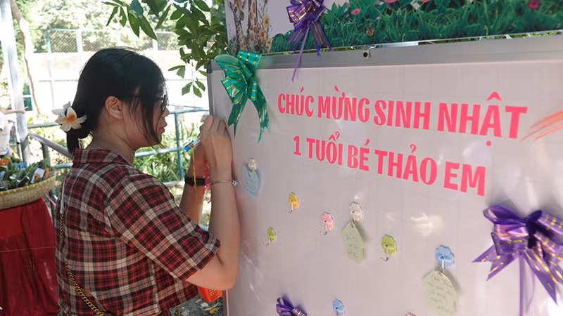 Du khách, nhất là các bạn nhỏ, đã ghi lại lời chúc mừng Thảo Em tròn 1 tuổi.
