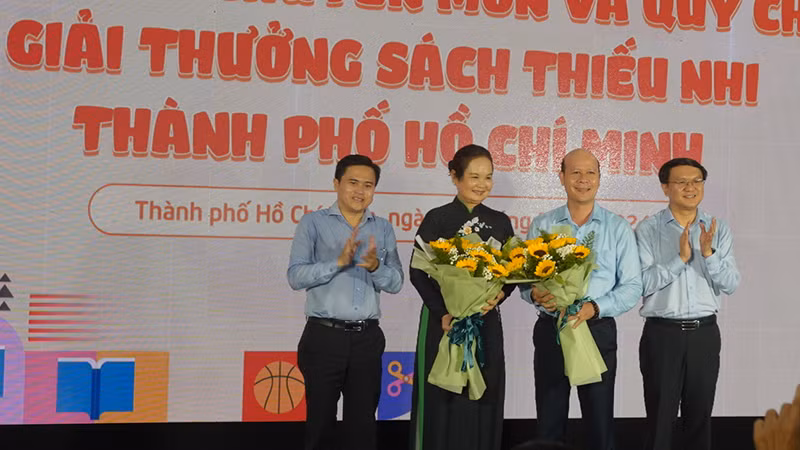 Các đại biểu tặng hoa cho các thành viên Hội đồng chuyên môn Giải thưởng Sách thiếu nhi Thành phố Hồ Chí Minh. Các đại biểu tặng hoa cho các thành viên Hội đồng chuyên môn Giải thưởng Sách thiếu nhi Thành phố Hồ Chí Minh.