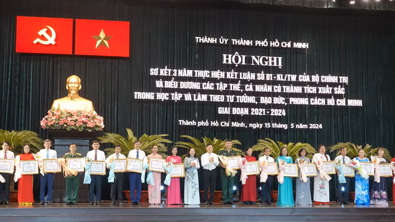 Biểu dương các tập thể có thành tích xuất sắc trong học tập và làm theo tư tưởng, đạo đức, phong cách Hồ Chí Minh.