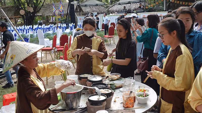 Khách tham quan đến thưởng thức món ngon Quảng Ngãi. Khách tham quan đến thưởng thức món ngon Quảng Ngãi.