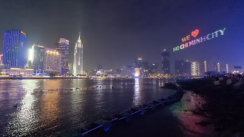 Sông Sài Gòn như rực rỡ hơn bởi màn trình diễn ánh sáng nghệ thuật.