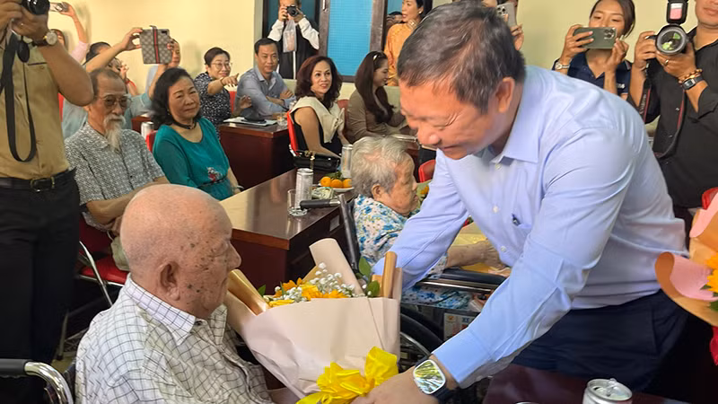 Phó Chủ tịch Ủy ban nhân dân Thành phố Hồ Chí Minh Dương Anh Đức tặng hoa cho nghệ sĩ Mạc Can. Phó Chủ tịch Ủy ban nhân dân Thành phố Hồ Chí Minh Dương Anh Đức tặng hoa cho nghệ sĩ Mạc Can.