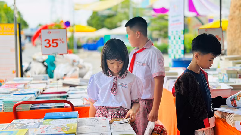 Các em thiếu nhi tìm sách mới Đường Sách thành phố Thủ Đức trong lễ khai mạc Tuần lễ Chào hè 2024. Các em thiếu nhi tìm sách mới Đường Sách thành phố Thủ Đức trong lễ khai mạc Tuần lễ Chào hè 2024.