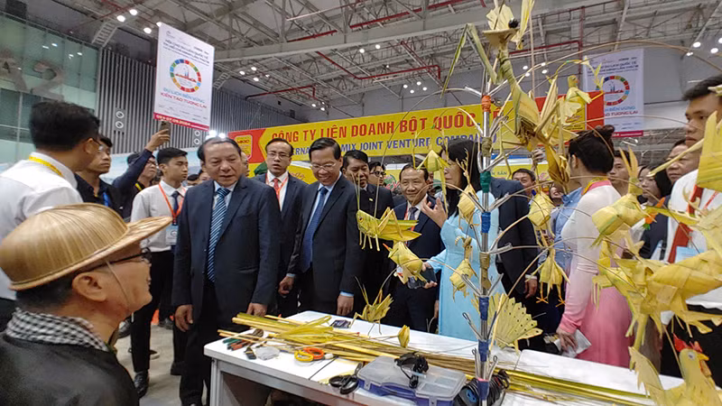 Các đại biểu tham quan các gian hàng tại Hội chợ Du lịch Quốc tế Thành phố Hồ Chí Minh 2024.