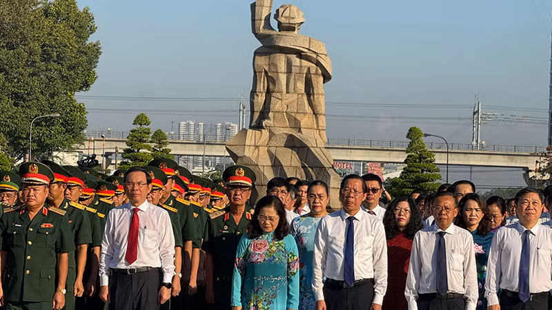 Các đại biểu dành phút mặc niệm tưởng nhớ các Anh hùng Liệt sĩ.