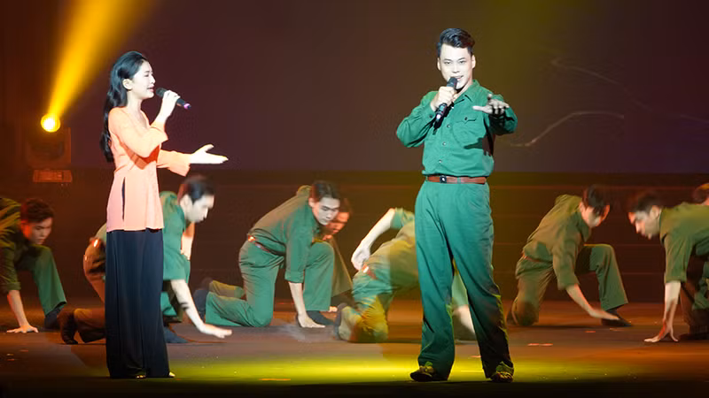 Ca sĩ Trúc Lai, ca sĩ Ngọc Luân trình bày ca khúc "Hành khúc ngày và đêm" (thơ Bùi Công Minh).
