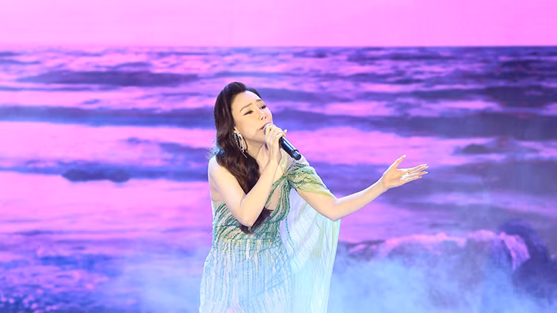 Ca sĩ Hồ Quỳnh Hương biểu diễn trong chương trình. Ca sĩ Hồ Quỳnh Hương biểu diễn trong chương trình.