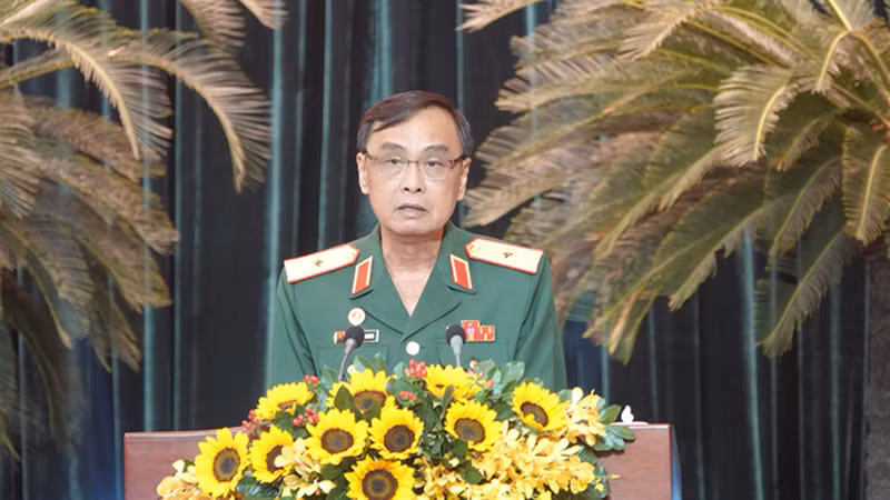 Thiếu tướng Nguyễn Minh Hoàng, Chủ tịch Hội Cựu chiến binh Thành phố Hồ Chí Minh ôn lại truyền thống.