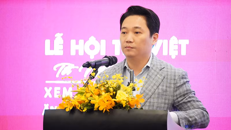 Ông Lê Trương Hiền Hòa, Phó Giám đốc Sở Du lịch Thành phố Hồ Chí Minh thông tin về sự kiện Lễ hội Tết Việt tại buổi họp báo.