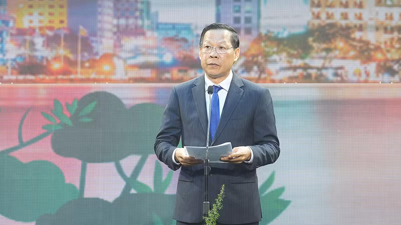 Chủ tịch Ủy ban nhân dân Thành phố Hồ Chí Minh Phan Văn Mãi phát biểu khai mạc chương trình. Chủ tịch Ủy ban nhân dân Thành phố Hồ Chí Minh Phan Văn Mãi phát biểu khai mạc chương trình.