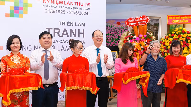 Các đại biểu thực hiện nghi thức cắt băng khai mạc triển lãm. (Ảnh: Thế Anh)