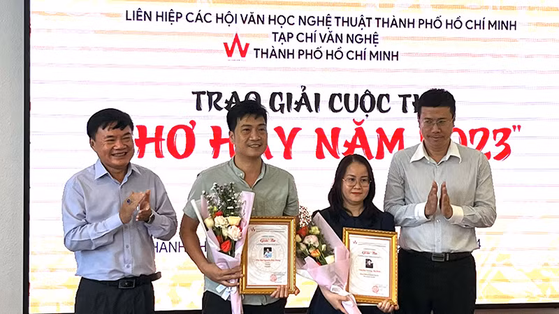Trao giải cho các tác giả đoạt giải Ba cuộc thi. Trao giải cho các tác giả đoạt giải Ba cuộc thi.