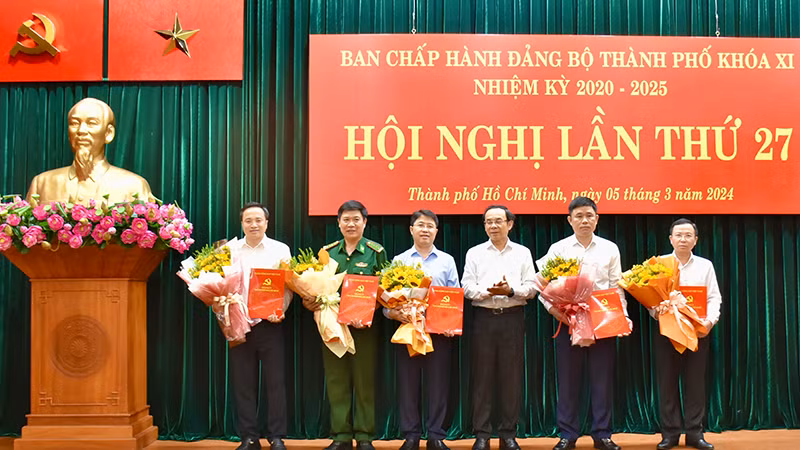 Đồng chí Nguyễn Văn Nên, Ủy viên Bộ Chính trị, Bí thư Thành ủy Thành phố Hồ Chí Minh trao quyết của Ban Bí thư cho 5 đồng chí tham gia vào Ban Chấp hành Đảng bộ Thành phố Hồ Chí Minh, nhiệm kỳ 2020-2025.