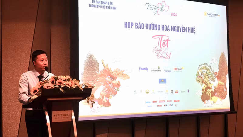 Ông Nguyễn Đông Hòa, Phó Tổng Giám đốc Saigontourist Group thông tin về những nét mới của Đường hoa Nguyễn Huệ 2024. Ông Nguyễn Đông Hòa, Phó Tổng Giám đốc Saigontourist Group thông tin về những nét mới của Đường hoa Nguyễn Huệ 2024.