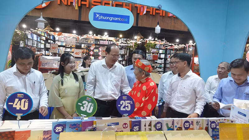 Các đại biểu tham quan các gian hàng tại Hội sách. Các đại biểu tham quan các gian hàng tại Hội sách.