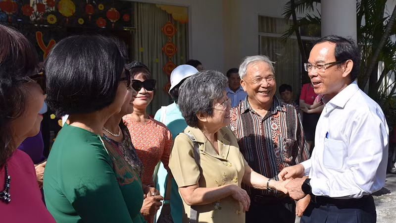 Đồng chí Nguyễn Văn Nên, Ủy viên Bộ Chính trị, Bí thư Thành ủy Thành phố Hồ Chí Minh thăm hỏi các đại biểu.