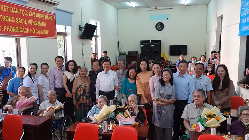 Các đại biểu, nghệ sĩ chụp ảnh lưu niệm với các nghệ sĩ được đến ngôi nhà mới tại Trung tâm Dưỡng lão Thị Nghè.