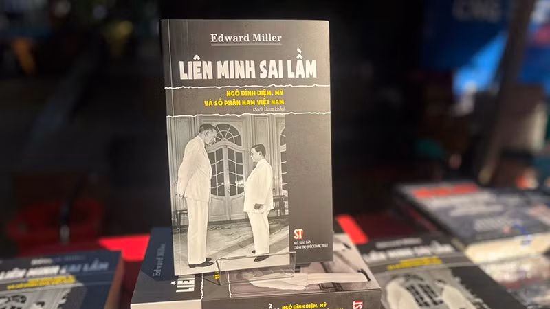 Bìa cuốn sách “Liên minh sai lầm: Ngô Đình Diệm, Mỹ và số phận Nam Việt Nam” .
