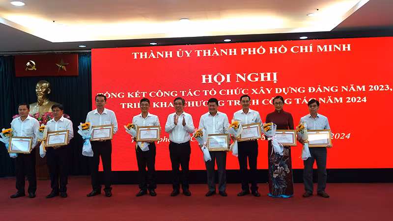 Trao Bằng khen cho các đơn vị có thành tích xuất sắc trong công tác năm 2023. Trao Bằng khen cho các đơn vị có thành tích xuất sắc trong công tác năm 2023.