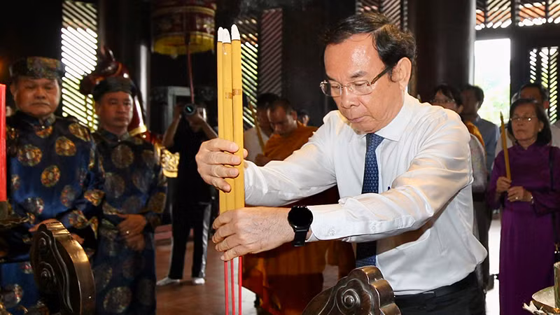 Đồng chí Nguyễn Văn Nên, Ủy viên Bộ Chính trị, Bí thư Thành ủy Thành phố Hồ Chí Minh dâng hương Đức Lễ Thành hầu Nguyễn Hữu Cảnh. (Ảnh: Dũng Phương). Đồng chí Nguyễn Văn Nên, Ủy viên Bộ Chính trị, Bí thư Thành ủy Thành phố Hồ Chí Minh dâng hương Đức Lễ Thành hầu Nguyễn Hữu Cảnh. (Ảnh: Dũng Phương).