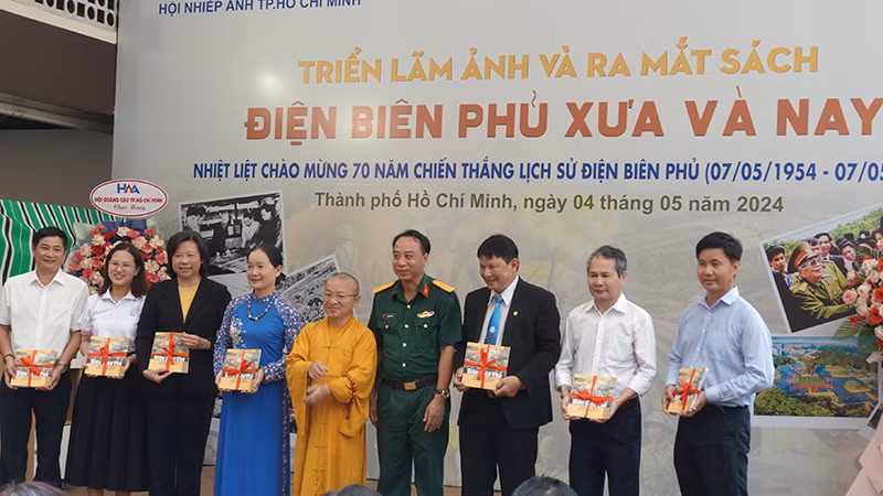 Tặng sách cho các nghệ sĩ nhiếp ảnh có tác phẩm trong sách Điện Biên Phủ xưa và nay. Tặng sách cho các nghệ sĩ nhiếp ảnh có tác phẩm trong sách Điện Biên Phủ xưa và nay.