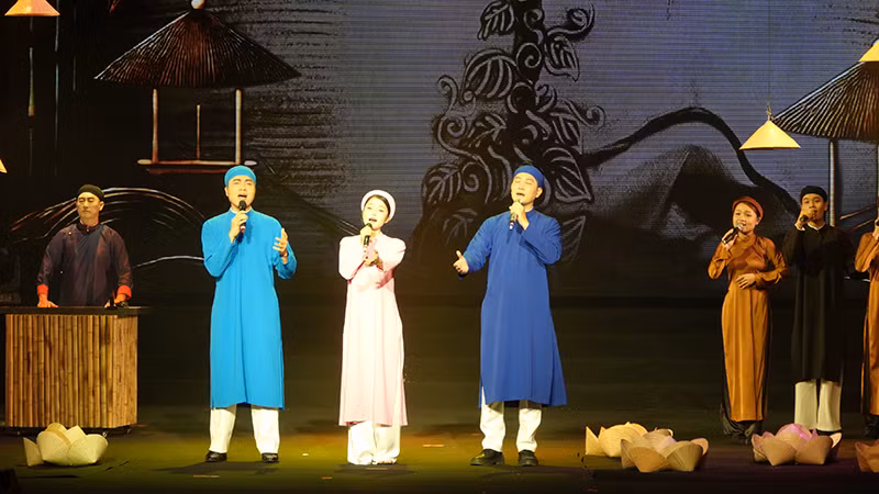 Các ca sĩ thể hiện ca khúc "Trầu cau", một sáng tác đầu tay của nhạc sĩ Phan Huỳnh Điểu.