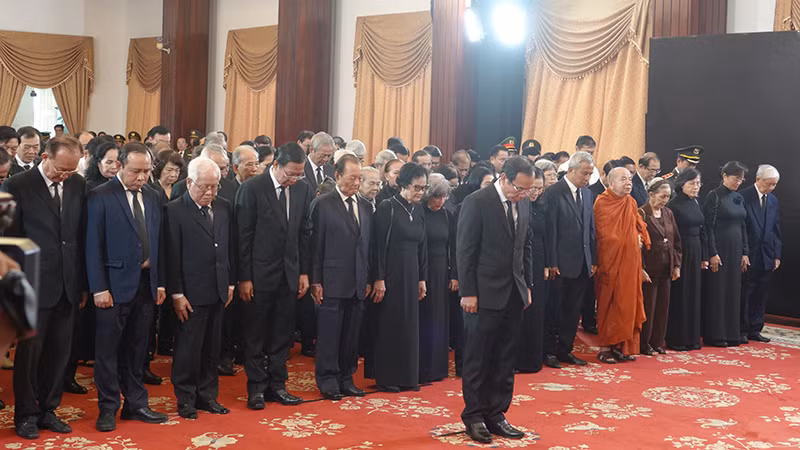 Đoàn đại biểu Thành ủy, Hội đồng nhân dân, Ủy ban nhân dân Thành phố Hồ Chí Minh mặc niệm tưởng nhớ đồng chí Tổng Bí thư Nguyễn Phú Trọng.